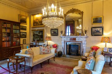 COUNTY DURHAM, İngiltere - 16 AĞUSTOS 2025: County Durham, İngiltere 'deki Raby Castle' ın Lüks Tarihi İçi