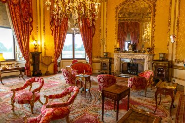 COUNTY DURHAM, İngiltere - 16 AĞUSTOS 2025: County Durham, İngiltere 'deki Raby Castle' ın Lüks Tarihi İçi