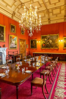 COUNTY DURHAM, İngiltere - 16 AĞUSTOS 2025: Avize, tablolar ve Raby Castle 'ın içinde yer alan lüks yemek odası