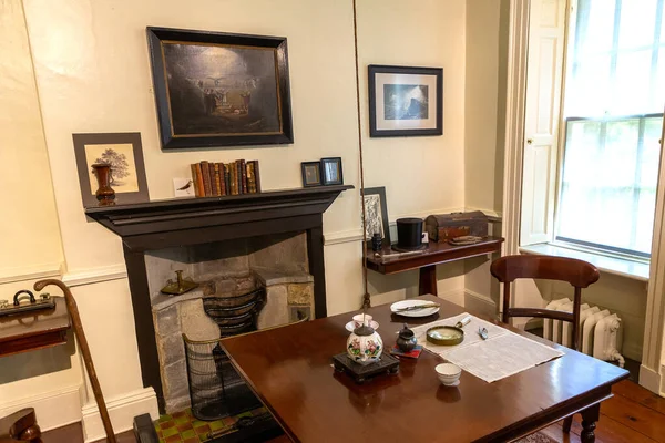 HAWORTH, İngiltere - 17 AĞUSTOS 2025: Haworth, Batı Yorkshire, İngiltere 'deki Bronte Parsonage Müzesi' nde dönem mobilyası ve şöminesi olan Bay Bronte çalışmasının iç mimarisi