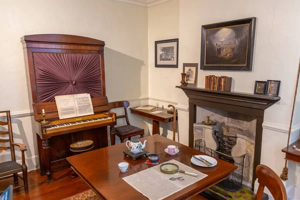 HAWORTH, İngiltere - 17 AĞUSTOS 2025: Haworth, Batı Yorkshire, İngiltere 'deki Bronte Parsonage Müzesi' nde dönem mobilyası ve şöminesi olan Bay Bronte çalışmasının iç mimarisi