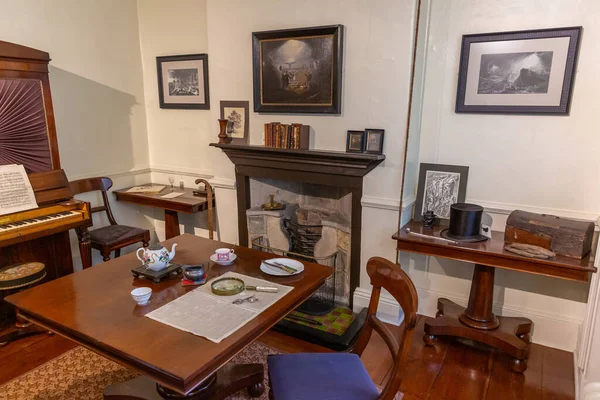 HAWORTH, İngiltere - 17 AĞUSTOS 2025: Haworth, Batı Yorkshire, İngiltere 'deki Bronte Parsonage Müzesi' nde dönem mobilyası ve şöminesi olan Bay Bronte çalışmasının iç mimarisi