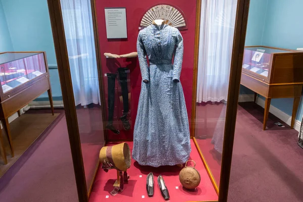 HAworth, İngiltere - 17 AĞUSTOS 2025: Charlotte Bronte tarihi Thackeray Elbisesi ve Haworth, West Yorkshire, İngiltere 'deki Bronte Parsonage Müzesi' nde kişisel eşyaları