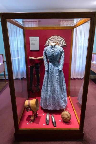 HAworth, İngiltere - 17 AĞUSTOS 2025: Charlotte Bronte tarihi Thackeray Elbisesi ve Haworth, West Yorkshire, İngiltere 'deki Bronte Parsonage Müzesi' nde kişisel eşyaları