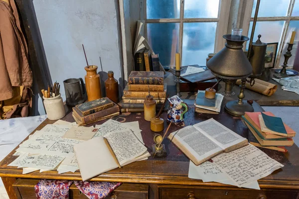 HAworth, İngiltere - 17 AĞUSTOS 2025: İngiltere 'nin Batı Yorkshire kentindeki Bronte Parsonage Müzesi' nde Branwell Bronte Bronte 'nin el yazmaları ve kişisel eşyalarıyla birlikte yazı masası