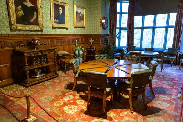 NORTHUMBERLAND, İngiltere - 13 Ağustos 2025: Northumberland, İngiltere, Birleşik Krallık 'ta Cragside House' da antika mobilyalar ve tablolarla tarihi Viktorya dönemi yemek odası