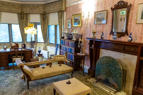 NORTHUMBERLAND, İngiltere - 13 Ağustos 2025: Şömineli, antika mobilyalı ve Northumberland, İngiltere 'deki Cragside House içinde klasik dekorlu Viktorya Dönemi Sabah Odası