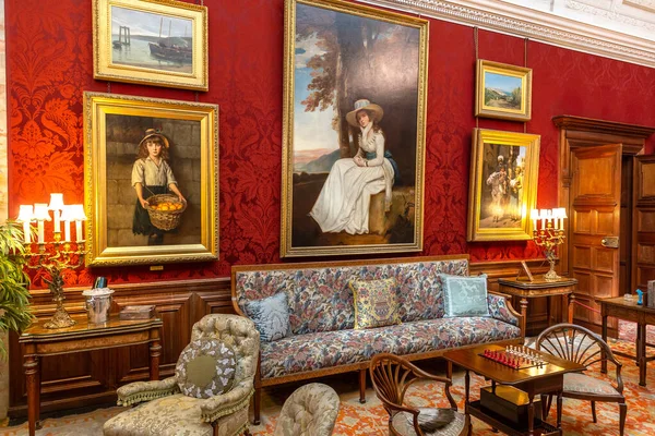 NORTHUMBERLAND, İngiltere - 13 AĞUSTOS 2025: İngiltere, İngiltere 'de Cragside House' da dekoratif mobilyalar, sanat eserleri ve heykeller ile iç mimari