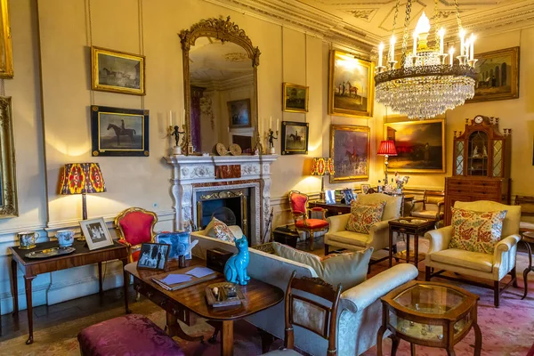 COUNTY DURHAM, İngiltere - 16 AĞUSTOS 2025: County Durham, İngiltere 'deki Raby Castle' ın Lüks Tarihi İçi