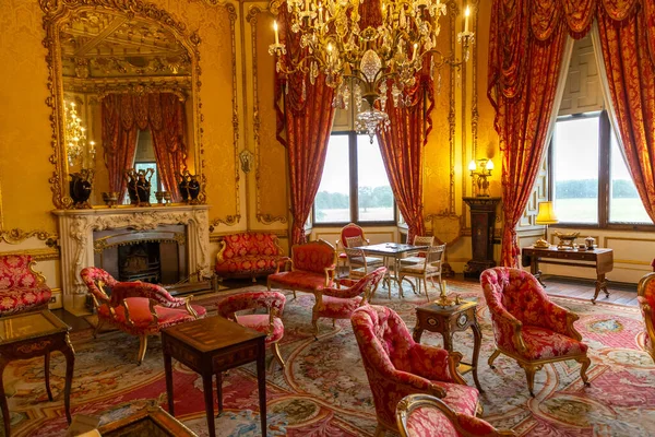 COUNTY DURHAM, İngiltere - 16 AĞUSTOS 2025: County Durham, İngiltere 'deki Raby Castle' ın Lüks Tarihi İçi