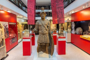YORK, İngiltere - 19 Eylül 2025: York, İngiltere, İngiltere 'deki Yorkshire Müzesi' ndeki Roma İmparatorluğu sergisinin iç görünümü