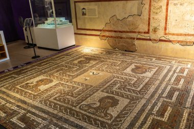 YORK, İngiltere - 19 SEPTEMBER 2025: Eski Roma mozaik tabanı York, İngiltere 'deki Yorkshire Müzesi' nde sergilenen antik Eboracum portreleri ve desenleriyle