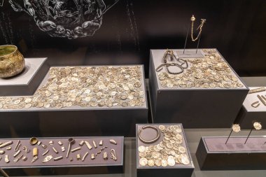 YORK, İngiltere - 19 Eylül 2025: York Hoard Viking Vadisi York, İngiltere, İngiltere 'deki Yorkshire Müzesi' nde sergilenen gümüş para ve mücevherler