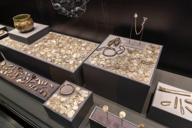 YORK, İngiltere - 19 Eylül 2025: York Hoard Viking Vadisi York, İngiltere, İngiltere 'deki Yorkshire Müzesi' nde sergilenen gümüş para ve mücevherler