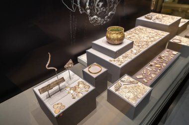 YORK, İngiltere - 19 Eylül 2025: York Hoard Viking Vadisi York, İngiltere, İngiltere 'deki Yorkshire Müzesi' nde sergilenen gümüş para ve mücevherler