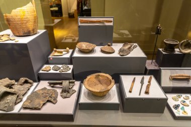 YORK, İngiltere - 19 Eylül 2025: Viking çömlek parçaları, aletleri ve eserlerinin toplanması York, İngiltere 'deki Yorkshire Müzesi' nde sergilendi