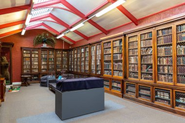 YORK, İngiltere - 19 Eylül 2025: Tarihi kütüphanenin tarihi ahşap rafları ve okuma alanı York, İngiltere, İngiltere 'deki Yorkshire Müzesi' nde sergilenmektedir.