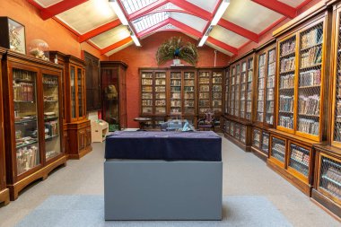 YORK, İngiltere - 19 Eylül 2025: Tarihi kütüphanenin tarihi ahşap rafları ve okuma alanı York, İngiltere, İngiltere 'deki Yorkshire Müzesi' nde sergilenmektedir.