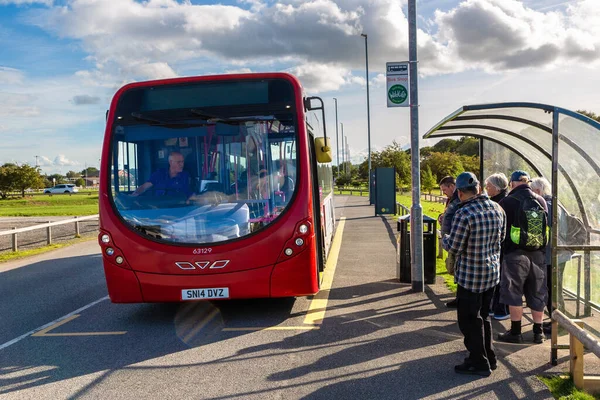 DONCASTER, İngiltere - 16 Eylül 2025: Güney Yorkshire, İngiltere 'de Doncaster yakınlarındaki Yorkshire Wildlife Park otobüs durağında kırmızı otobüs güzergahına binen yolcular