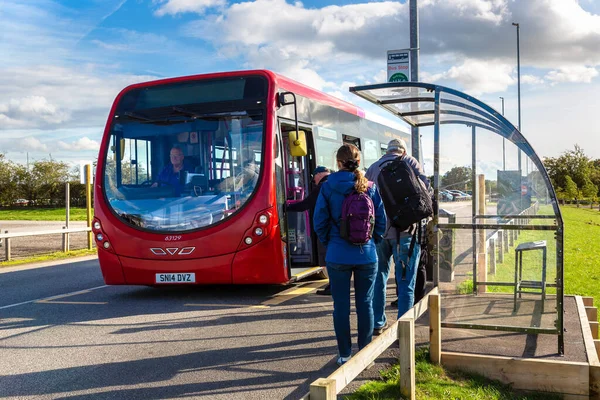 DONCASTER, İngiltere - 16 Eylül 2025: Güney Yorkshire, İngiltere 'de Doncaster yakınlarındaki Yorkshire Wildlife Park otobüs durağında kırmızı otobüs güzergahına binen yolcular