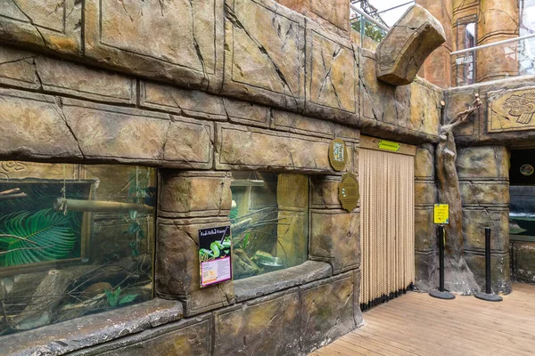 LEEDS, İngiltere - 18 Eylül 2025: Leeds, Batı Yorkshire, İngiltere 'deki Tropikal Dünya' da antik temalı taş mimari ve orman tarzı dekorasyonlarla dolu kapalı sergi