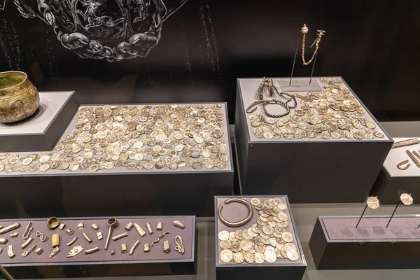 YORK, İngiltere - 19 Eylül 2025: York Hoard Viking Vadisi York, İngiltere, İngiltere 'deki Yorkshire Müzesi' nde sergilenen gümüş para ve mücevherler
