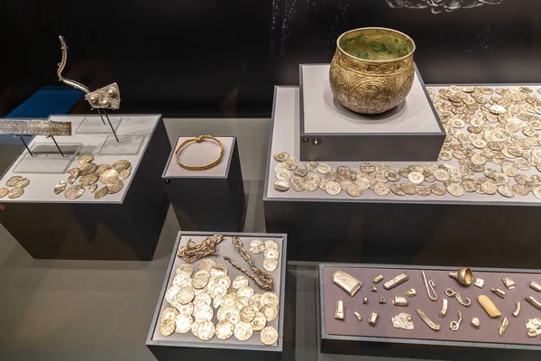 YORK, İngiltere - 19 Eylül 2025: York Hoard Viking Vadisi York, İngiltere, İngiltere 'deki Yorkshire Müzesi' nde sergilenen gümüş para ve mücevherler