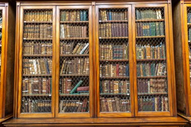 YORK, İngiltere - 19 Eylül 2025: Tarihi kütüphanenin tarihi ahşap rafları ve okuma alanı York, İngiltere, İngiltere 'deki Yorkshire Müzesi' nde sergilenmektedir.