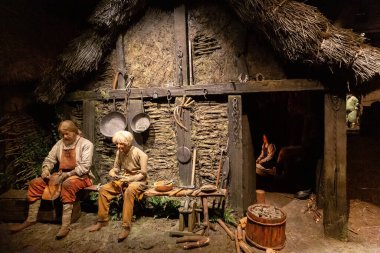 YORK, İngiltere - 19 EPTEMBER 2025: Jorvik Viking Merkezi 'nde iç sergi Viking günlük yaşamını York, İngiltere ve İngiltere' de mankenler ve ev aletleriyle gösteriyor