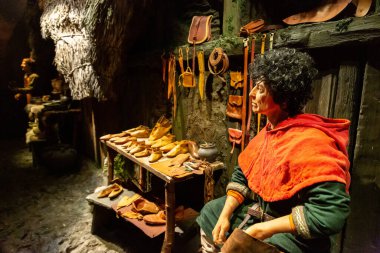 YORK, İngiltere - 19 EPTEMBER 2025: Jorvik Viking Merkezi 'nde iç sergi Viking günlük yaşamını York, İngiltere ve İngiltere' de mankenler ve ev aletleriyle gösteriyor