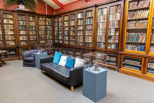 YORK, İngiltere - 19 Eylül 2025: Tarihi kütüphanenin tarihi ahşap rafları ve okuma alanı York, İngiltere, İngiltere 'deki Yorkshire Müzesi' nde sergilenmektedir.