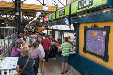 Budapeşte, Macaristan,-Mayıs 12,2018: Merkez Pazar salon Budapeşte'popüler Gıda kortunda yeme insanlar