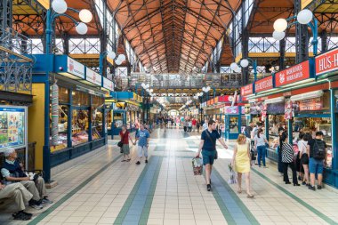 Budapeşte, Macaristan,-Mayıs 12,2018: İnsanların en popüler bir yerdir - Merkez Pazar salon Budapeşte'gıda satın