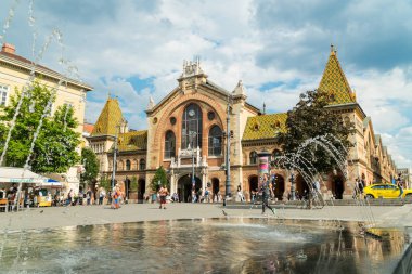 Budapeşte, Macaristan,-Mayıs 12,2018: İnsanlar tarafından Merkezi Pazar Hall, Budapest, Budapeşte, Macaristan için en büyük ve en eski kapalı pazar açık yürüyüş