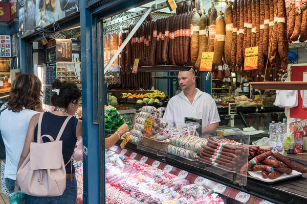 Boedapest Hongarije Mei 2018 Mensen Kopen Traditionele Hongaarse Worsten Vlees — Stockfoto