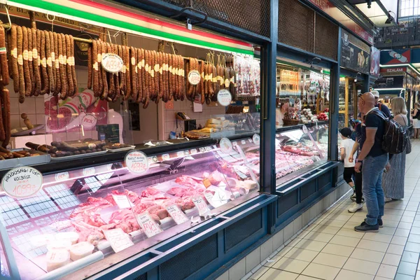Boedapest Hongarije Mei 2018 Mensen Kopen Traditionele Hongaarse Worsten Vlees — Stockfoto