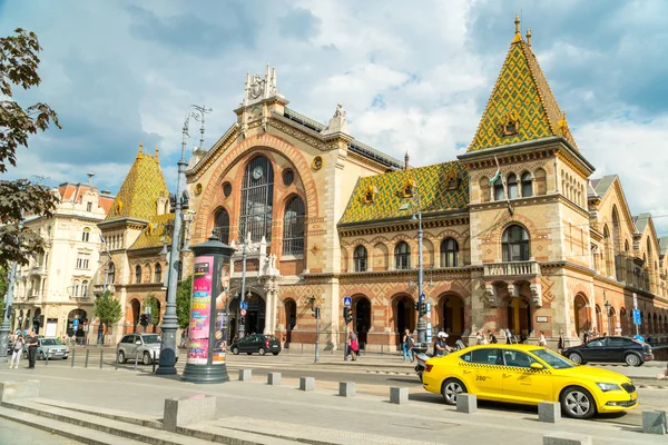 匈牙利布达佩斯 122018 人们走在布达佩斯中央市场大厅前 匈牙利布达佩斯最大和最古老的室内市场 — 图库照片