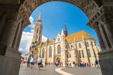 Budapeşte, Macaristan,-Mayıs 11,2018: Matthias kilise ziyaret insanlar, Budapeşte, Macaristan, Buda'nın kale bölgesinin kalbinde, balıkçının Bastion önünde Roma Katolik Kilisesi yer.