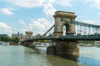 Budapeşte, Macaristan,-Mayıs 11,2018: Danube yakınındaki Szechenyi zincir köprü Budapeşte, Macaristan için gezinme tekne gezisi. 