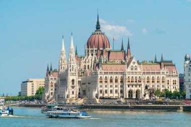 Budapeşte, Macaristan,-Mayıs 11,2018: Macaristan Parlamentosu'nun, Budapeşte, Macaristan tuna haşere kıyısında ayakta tarafından geçen Tuna Nehri yelken tekne seyahat. 