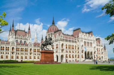 Budapeşte, Macaristan,-Mayıs 14,2018: İnsanlar Macaristan Parlamentosu'nun, güzel bina ve haşere Bankası Budapeşte, Macaristan merkez nokta ana girişinin önünde bir topraklarında sakin ol 