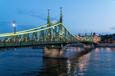  Gece görüş (Szabadsag sakladım) özgürlük köprüden Tuna Nehri Budapeşte, Macaristan.