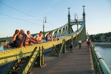Budapeşte, Macaristan - 13 Mayıs 2018: insanlar dinlenmek ve Budapeşte, Macaristan'da yürümek bir Özgürlük Köprüsü (HID Szabadsag).