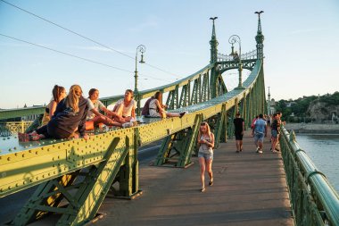 Budapeşte, Macaristan - 13 Mayıs 2018: insanlar dinlenmek ve Budapeşte, Macaristan'da yürümek bir Özgürlük Köprüsü (HID Szabadsag).