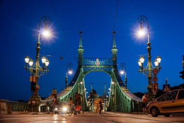 Budapeşte, Macaristan - 13 Mayıs 2018: kişi geceleri bir Özgürlük Köprüsü (HID Szabadsag) yolun Budapeşte, Macaristan'da arası.