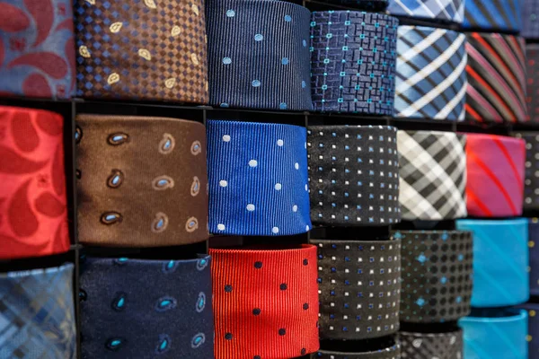 Grande Variedade Gravatas Cores Diferentes Uma Prateleira Uma Loja Roupas — Fotografia de Stock
