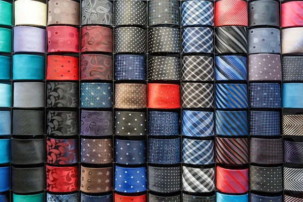 Grande Varietà Cravatte Colore Diverso Uno Scaffale Negozio Abbigliamento Maschile — Foto Stock