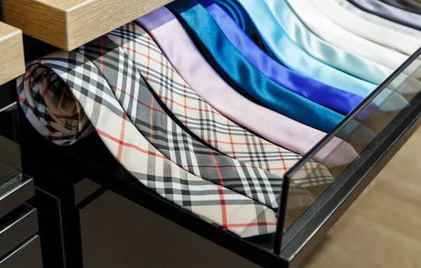 男性の衣料品店の棚に別の色の細いネクタイのセット — ストック写真