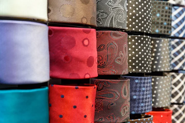 Grande Varietà Cravatte Colore Diverso Uno Scaffale Negozio Abbigliamento Maschile — Foto Stock