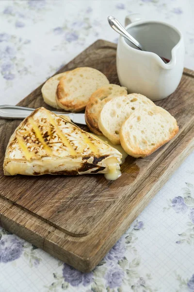 Slice Grilled Camembert Toasted Baguettes Cranberry Jam Served Wooden Board — Stock Photo, Image